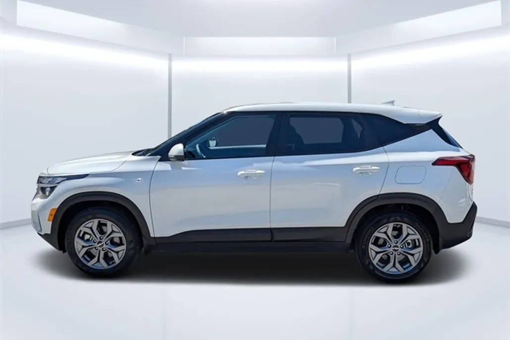 2024 Kia Seltos LX photo 1