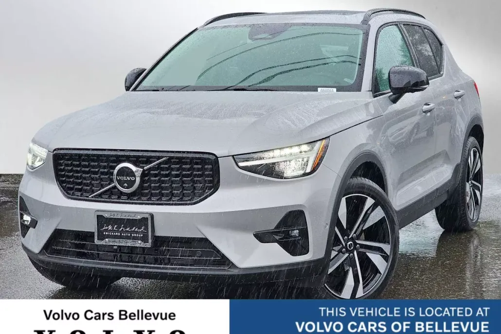2025 Volvo XC40 Plus photo 1