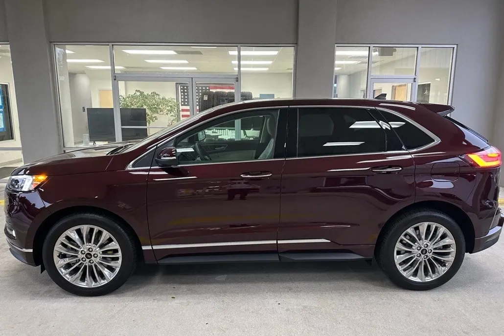 2024 Ford Edge Titanium photo 1