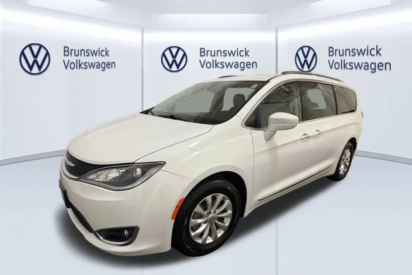 2018 Chrysler Pacifica Touring L photo 1