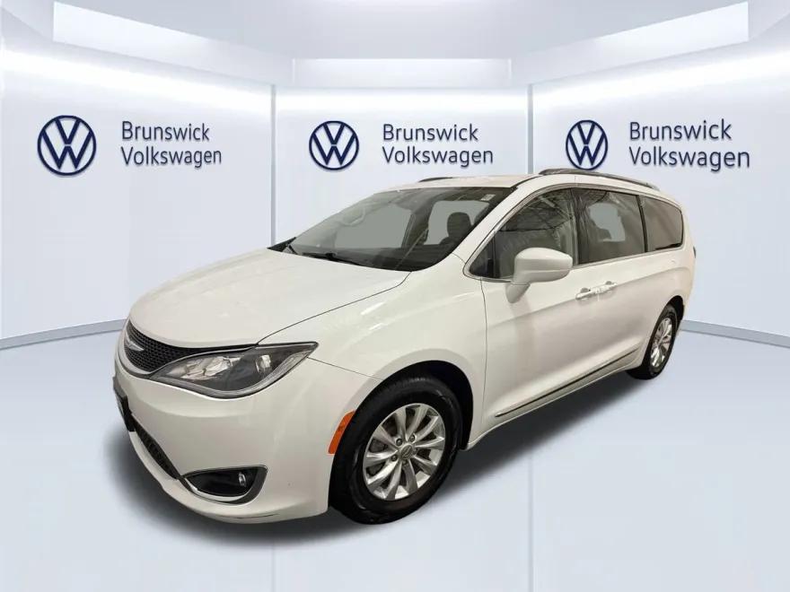 2018 Chrysler Pacifica Touring L photo 1