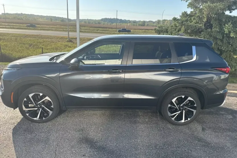 2024 Mitsubishi Outlander SE photo 1