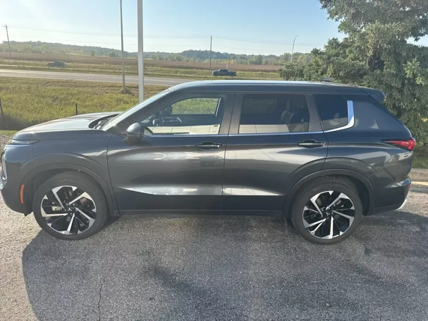 2024 Mitsubishi Outlander SE photo 1