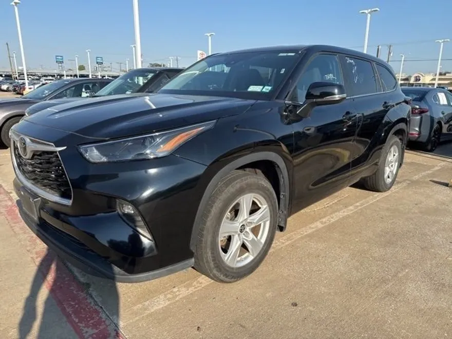 2024 Toyota Highlander LE photo 1
