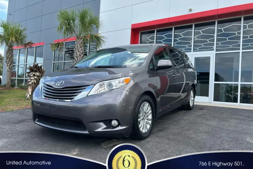 2014 Toyota Sienna XLE photo 1