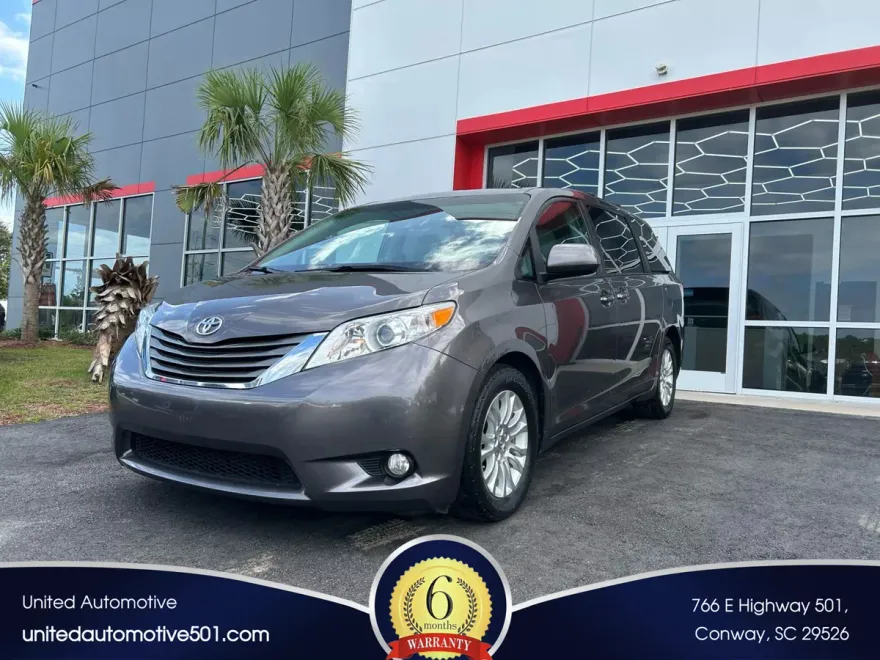 2014 Toyota Sienna XLE photo 1