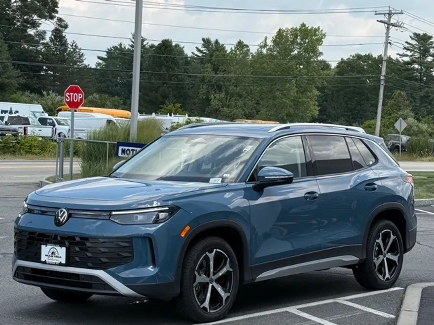 2025 Volkswagen Tiguan SE photo 1