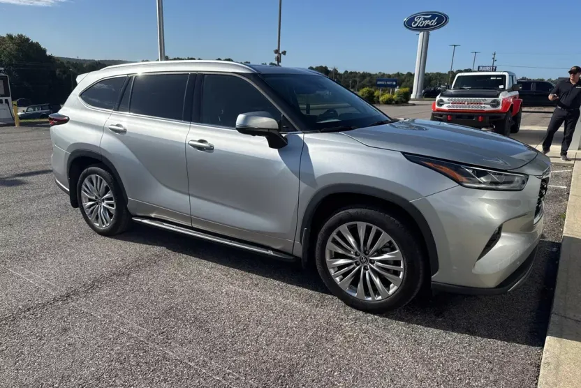 2024 Toyota Highlander LE photo 1