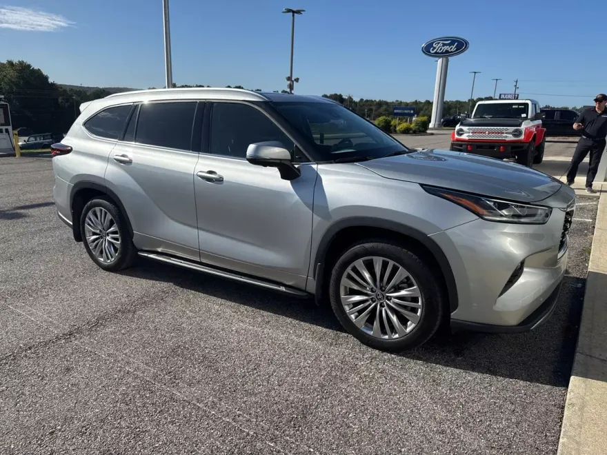 2024 Toyota Highlander LE photo 1