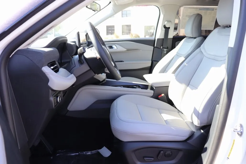 2025 Ford Explorer photo 1