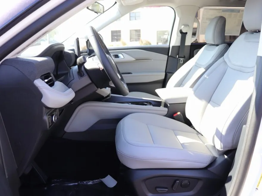2025 Ford Explorer photo 1