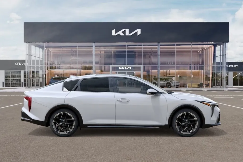 2025 Kia K4 GT-Line photo 1