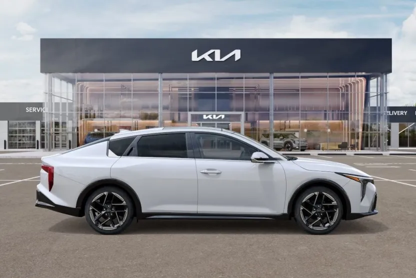 2025 Kia K4 GT-Line photo 1