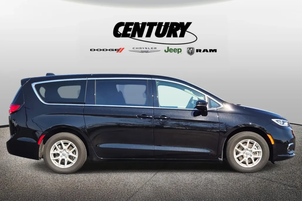 2024 Chrysler Pacifica Touring L photo 1