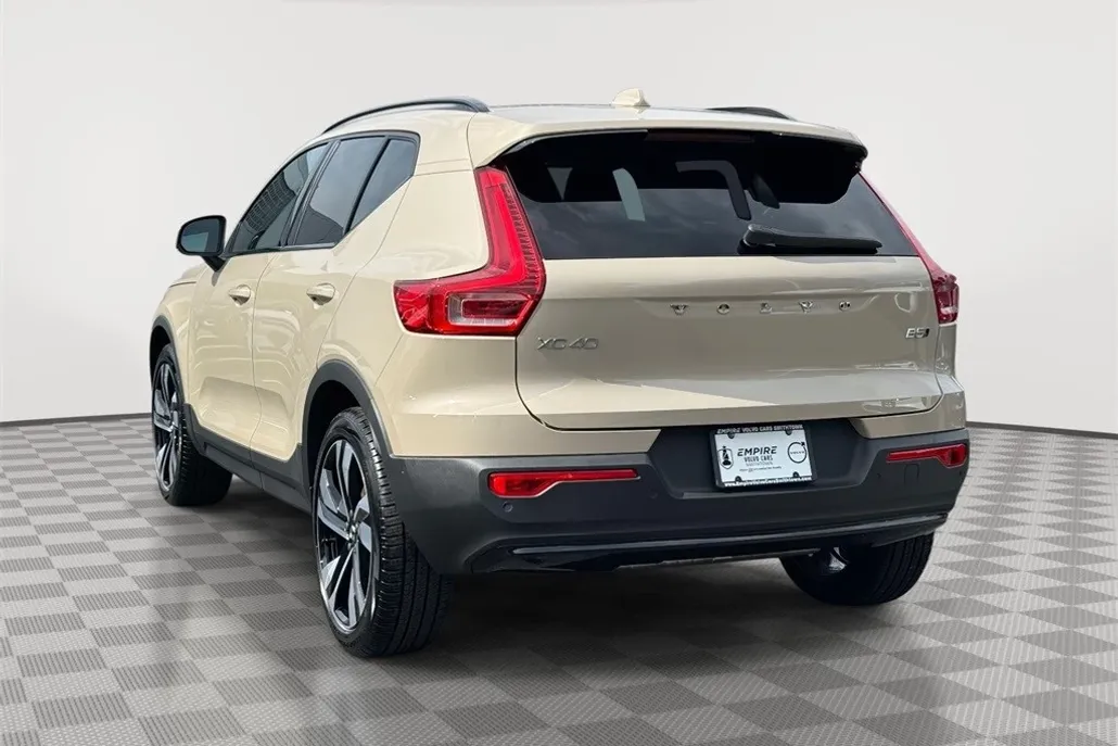2025 Volvo XC40 Plus photo 1