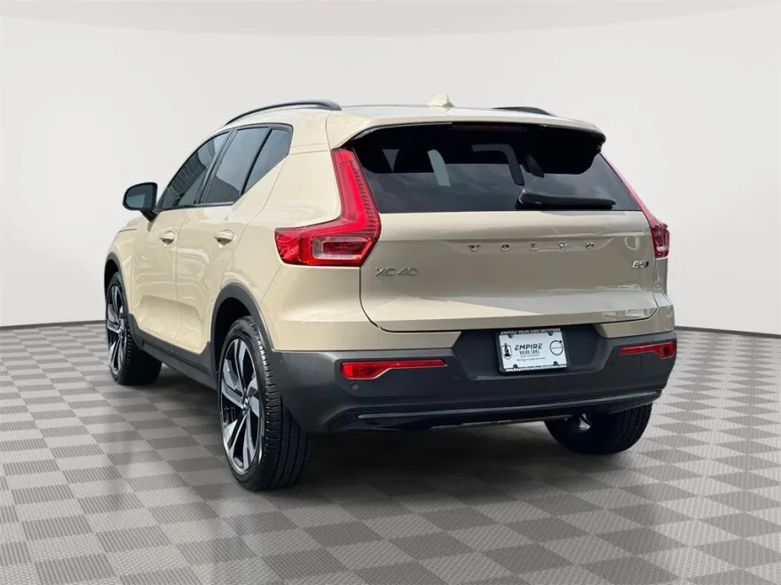 2025 Volvo XC40 Plus photo 1