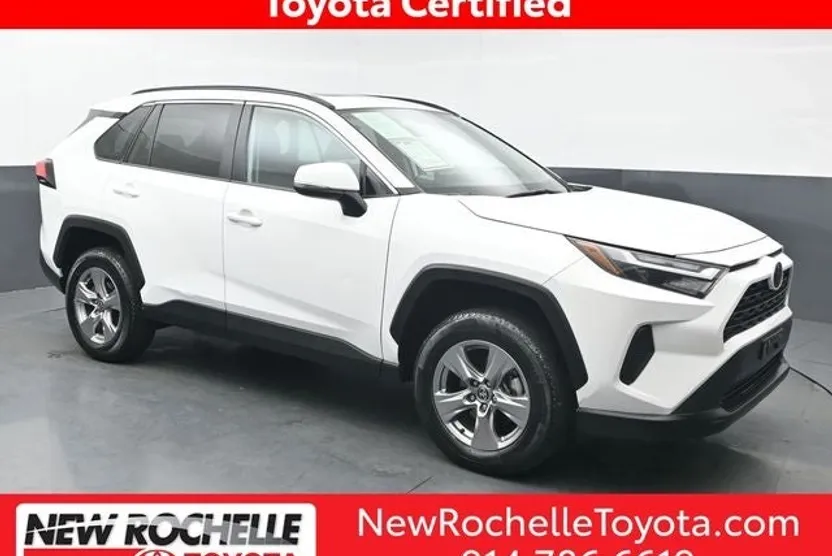 2022 Toyota RAV4 XLE photo 1