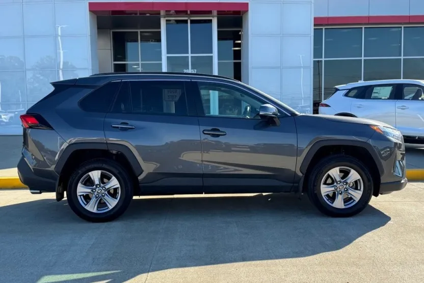 2023 Toyota RAV4 XLE photo 1