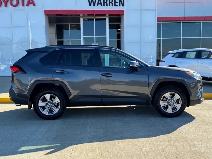 2023 Toyota RAV4 XLE photo 1