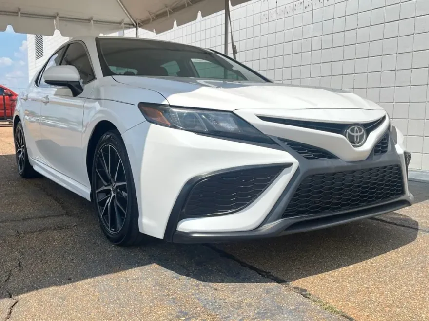 2021 Toyota Camry SE photo 1