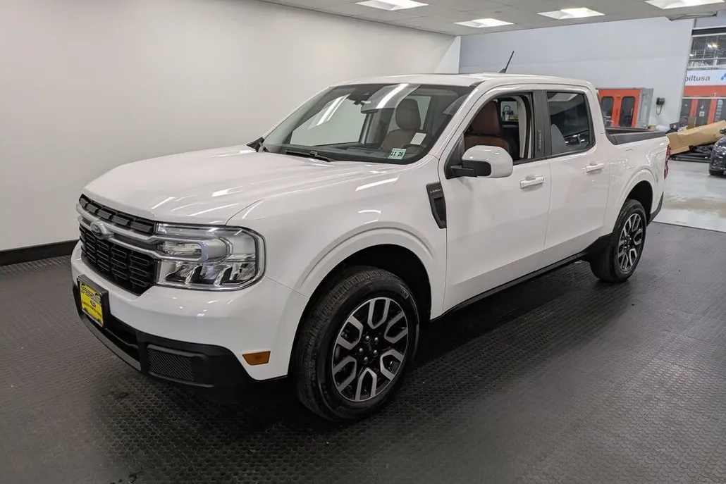 2023 Ford Maverick Lariat photo 1