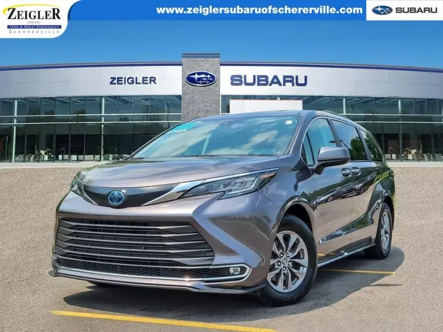 2023 Toyota Sienna XLE photo 1