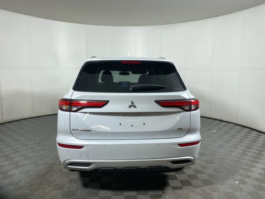 2023 Mitsubishi Outlander SEL photo 1