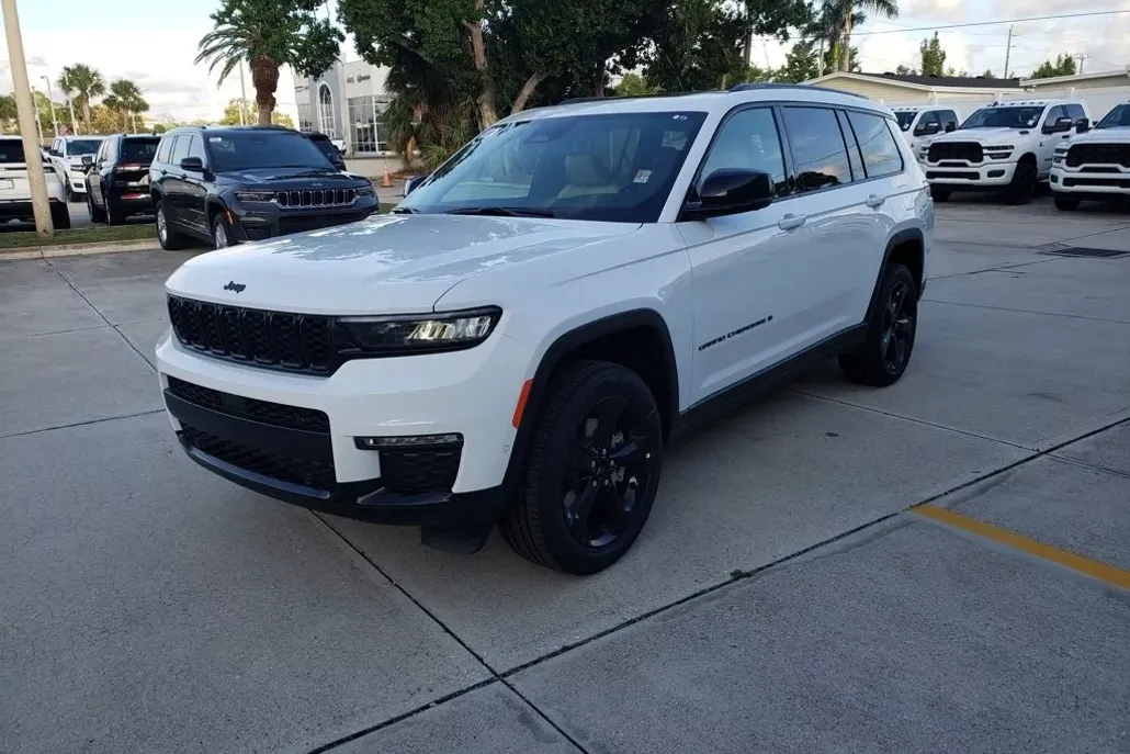 2025 Jeep Grand Cherokee Laredo photo 1