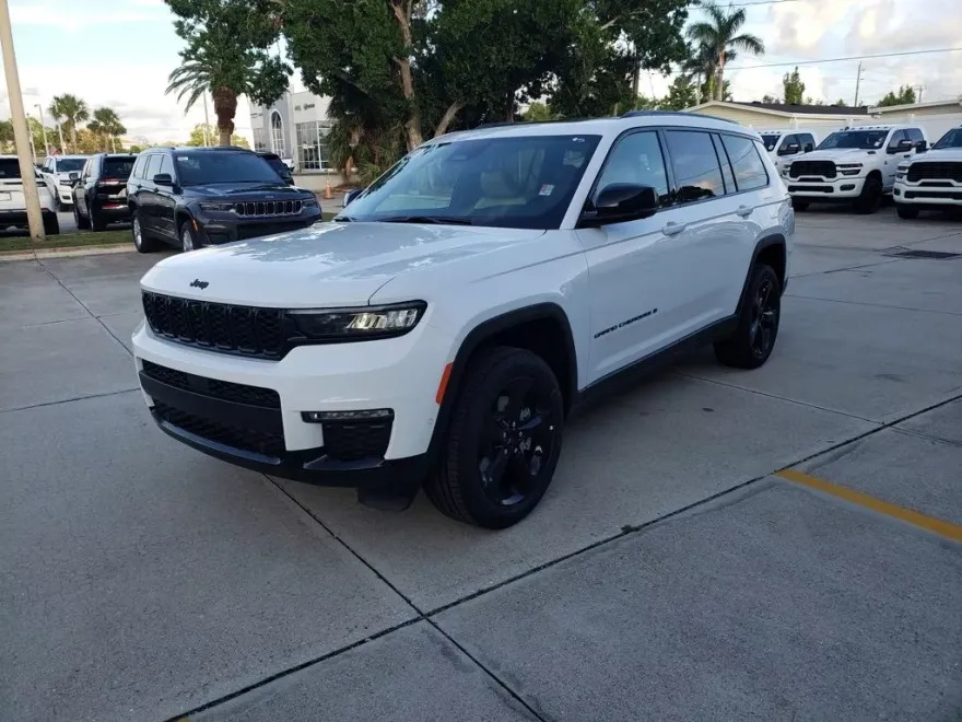 2025 Jeep Grand Cherokee Laredo photo 1