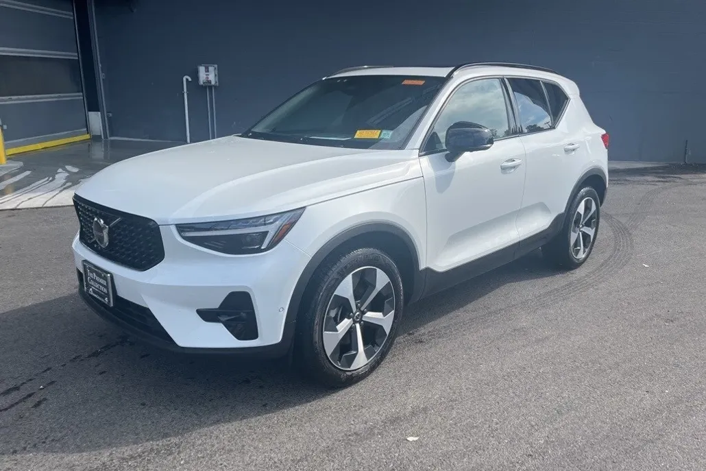 2025 Volvo XC40 Plus photo 1
