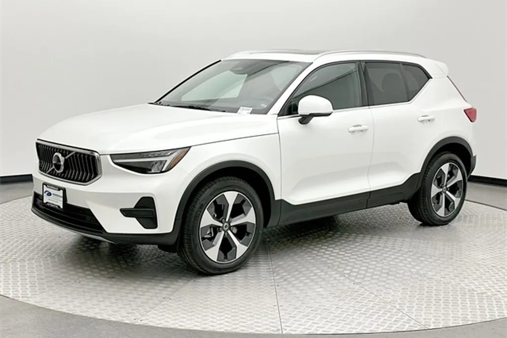 2025 Volvo XC40 AWD Core photo 1