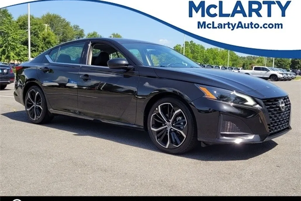 2023 Nissan Altima 2.5 SR photo 1