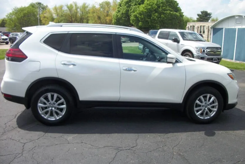 2018 Nissan Rogue SV photo 1