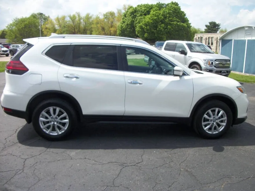2018 Nissan Rogue SV photo 1
