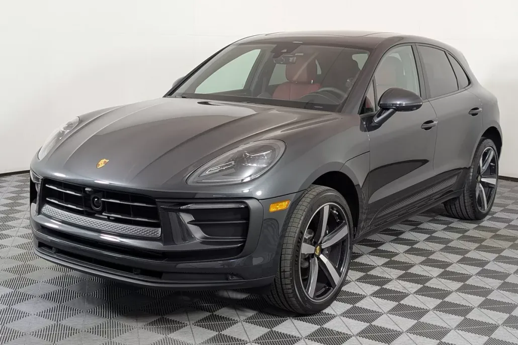 2025 Porsche Macan T photo 1