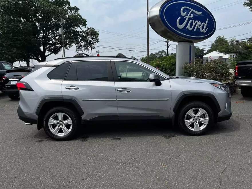 2021 Toyota RAV4 XLE photo 1