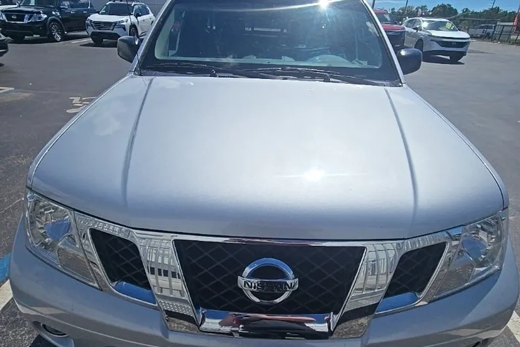 2015 Nissan Frontier SV photo 1