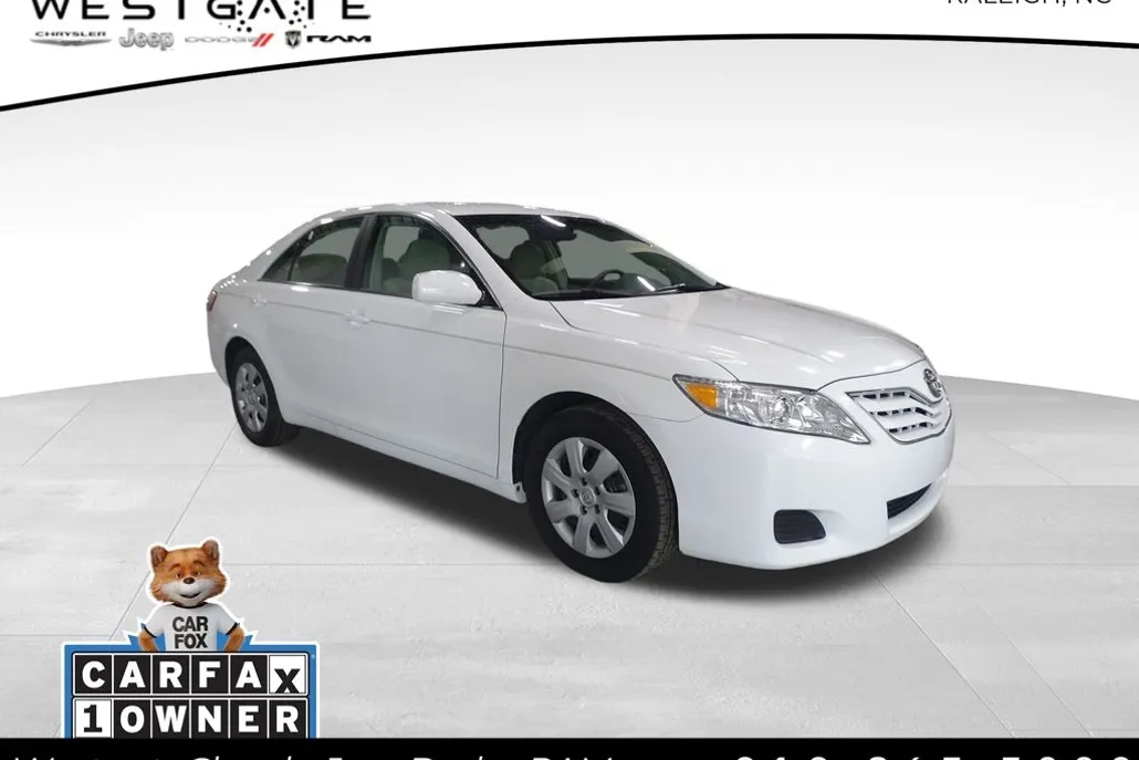 2011 Toyota Camry LE photo 1