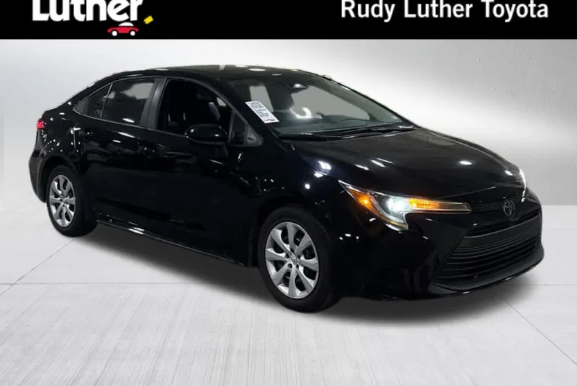 2023 Toyota Corolla LE photo 1