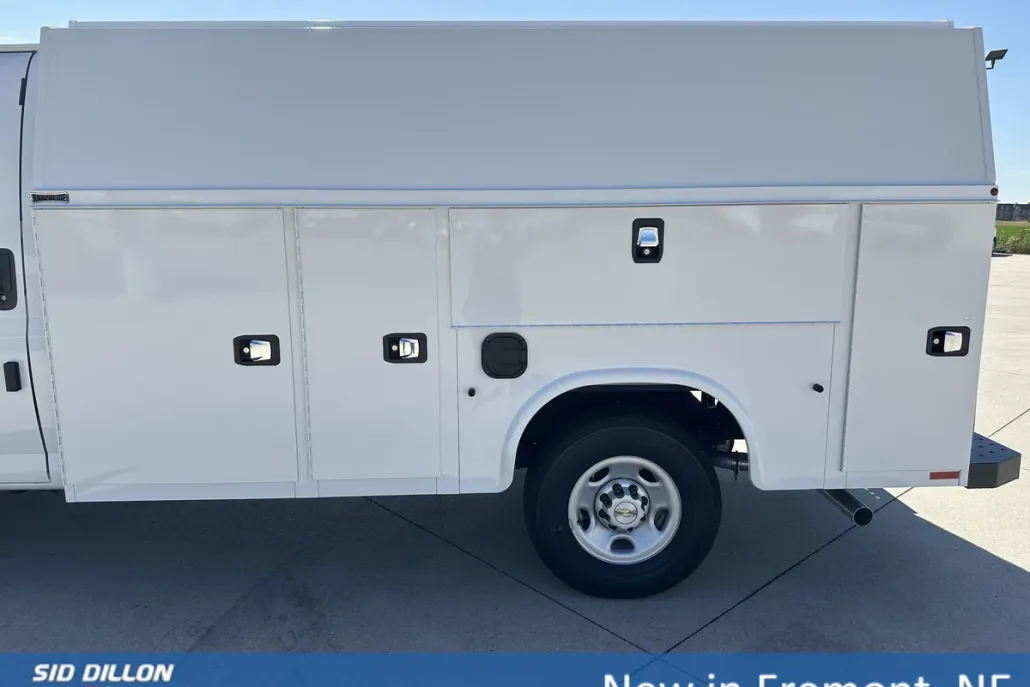 2025 Chevrolet Express Cutaway 3500 photo 1