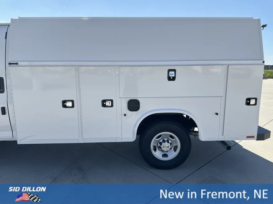 2025 Chevrolet Express Cutaway 3500 photo 1