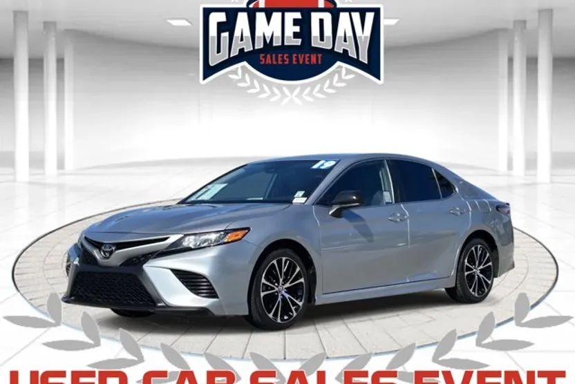 2019 Toyota Camry LE photo 1