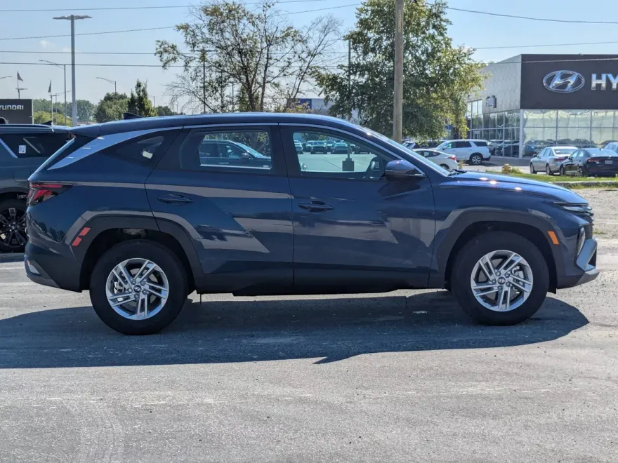 2025 Hyundai Tucson SE photo 1