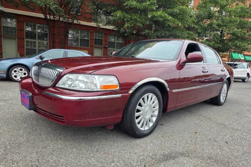 2003 Lincoln Town Car Signature photo 1