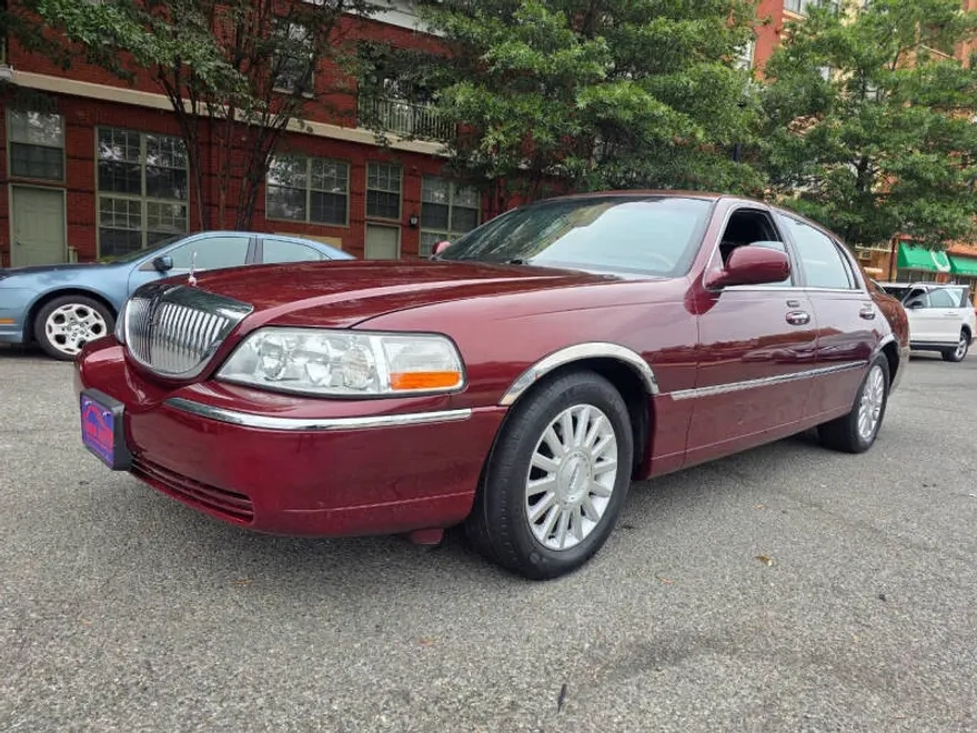 2003 Lincoln Town Car Signature photo 1