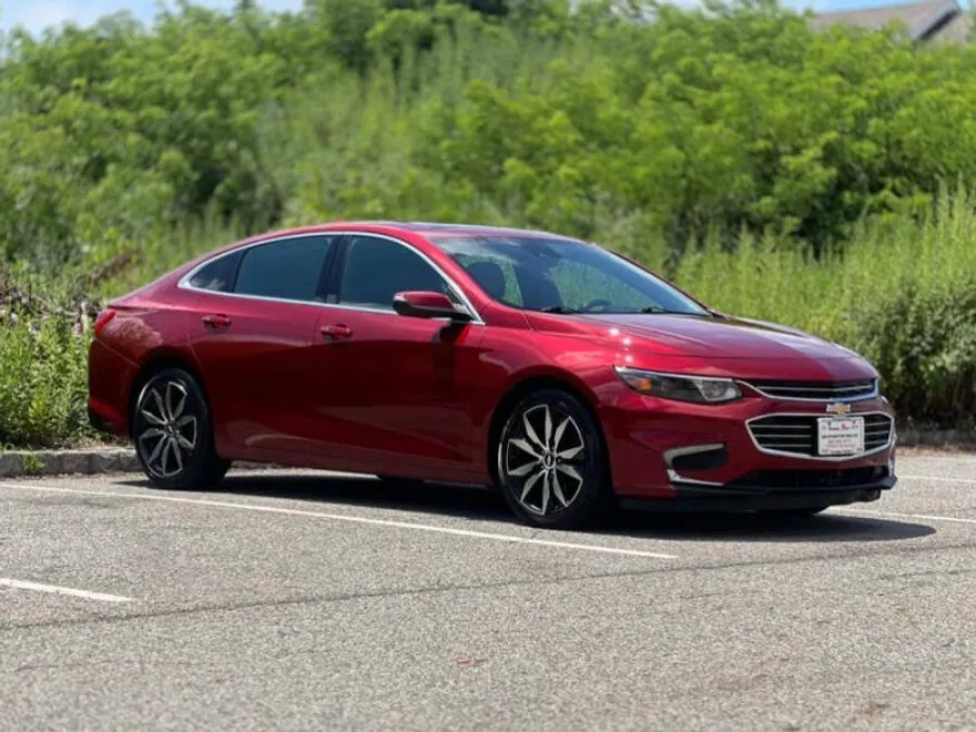 2017 Chevrolet Malibu 1LT photo 1