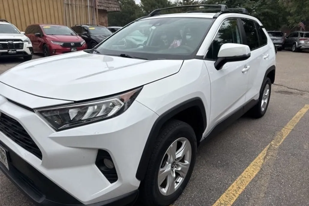 2021 Toyota RAV4 XLE photo 1