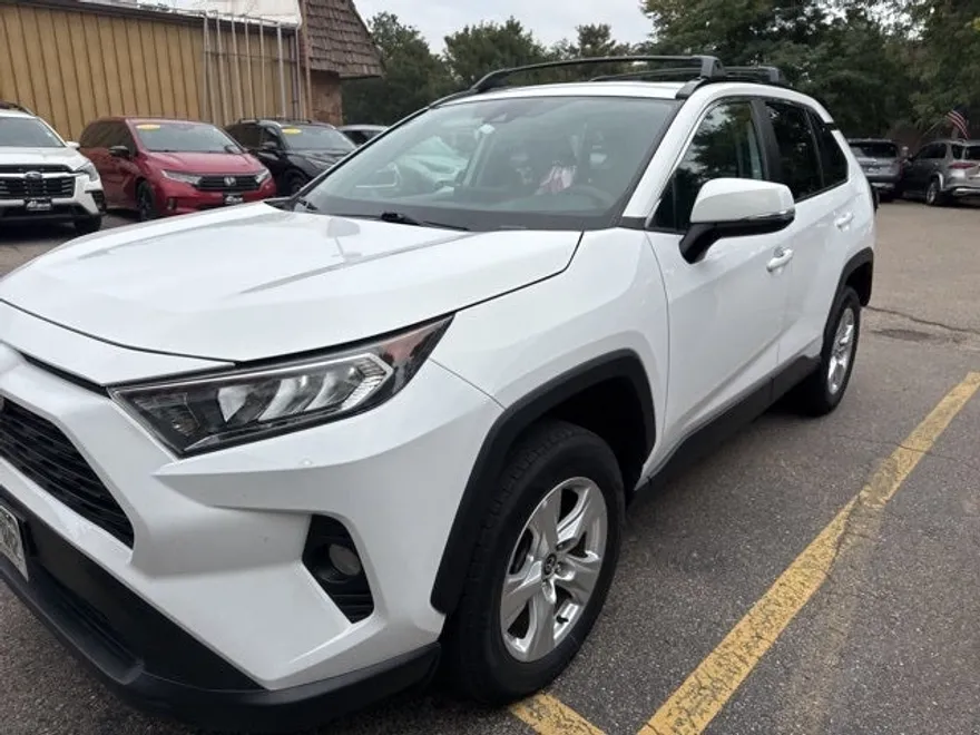 2021 Toyota RAV4 XLE photo 1