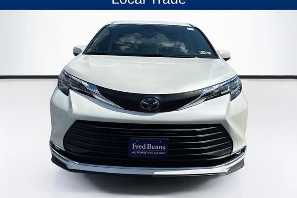 2021 Toyota Sienna XLE photo 1