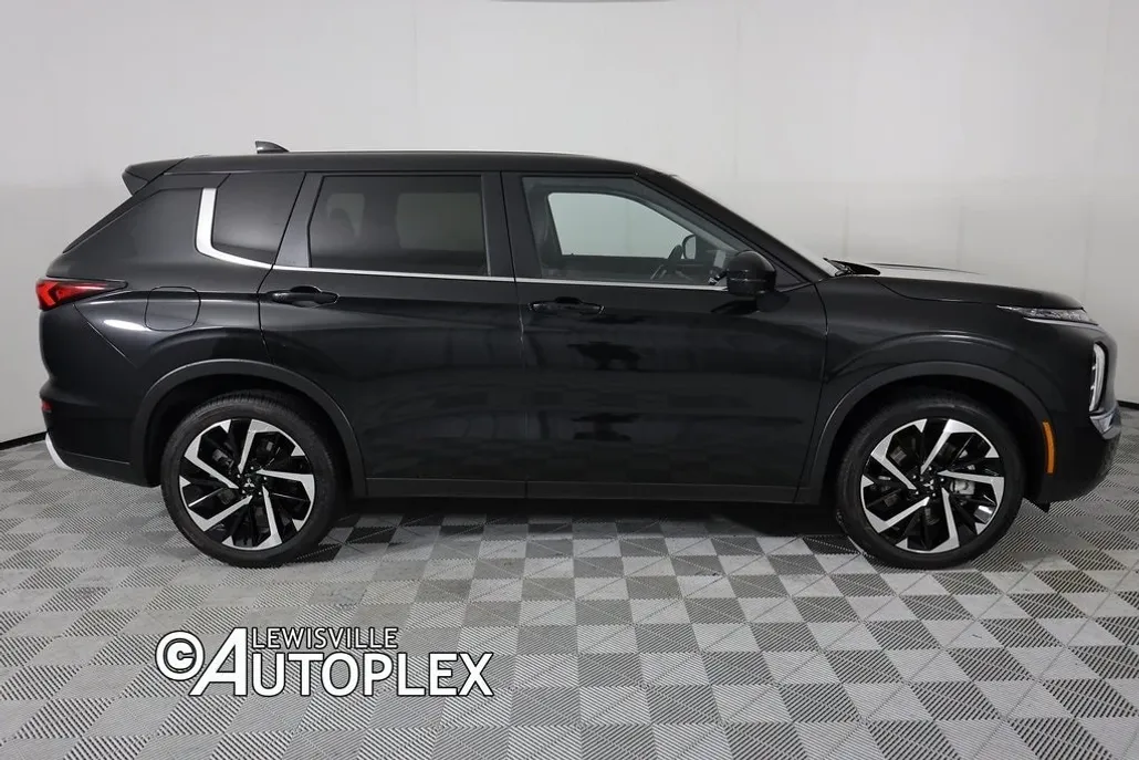 2024 Mitsubishi Outlander SE photo 1